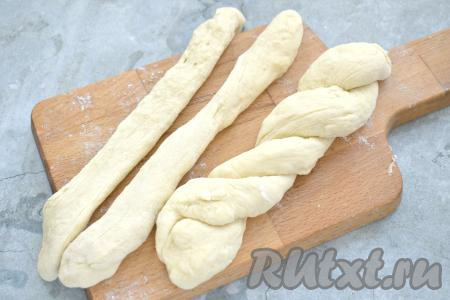 Из каждого кусочка теста на присыпанной мукой поверхности формируем жгут длиной примерно 25 сантиметров (у нас получатся 8 жгутиков). Берём 2 жгутика, перекручиваем их между собой, края скрепляем, у нас получится плетёная булочка, как на фото.