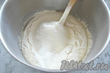 Далее просеиваем в миску 200 грамм пшеничной муки.