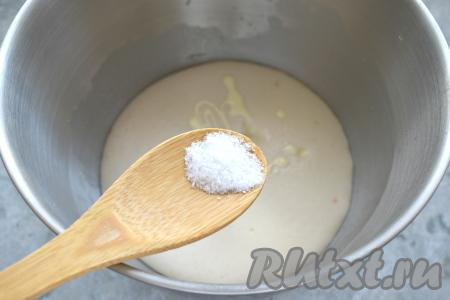 Дрожжи постепенно начнут работать и по истечении 20 минут в миске будет пышная опара. Добавляем в получившуюся опару растопленное и остуженное до комнатной температуры сливочное масло, всыпаем соль, перемешиваем.