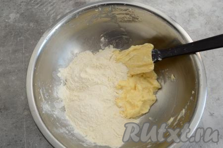 Затем всыпать 90 грамм муки и весь разрыхлитель.