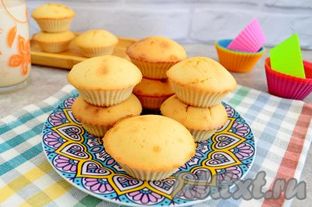 Противень с готовыми кексами достать из духовки. Из указанного количества ингредиентов у меня получилось 15 кексов. Дать им остыть минут 5, а затем вынуть из силиконовых формочек и можно подавать к столу. Кексы, замешанные на молоке, получаются аппетитными, в меру влажными и вкусными.