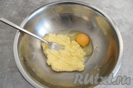 Вилкой смешать сахар и масло до однородности. Вбить в миску сырое яйцо.