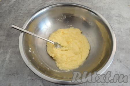 Вмешать яйцо при помощи вилки.