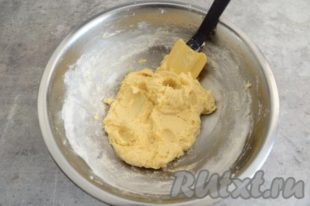 Вмешать муку в тесто при помощи лопатки, тесто будет густым.