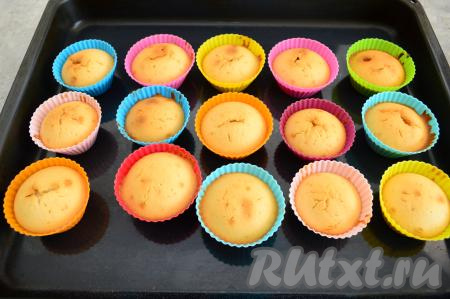 Отправить противень с силиконовыми формочками с тестом в духовку, разогревшуюся до 180 градусов. Кексы, замешанные на молоке, выпекать минут 35-40 (до лёгкого зарумянивания). Для того чтобы проверить готовность, нужно проколоть любой кекс в центре сухой деревянной зубочисткой, если после этого на зубочистке не останется следов теста, значит выпечка готова.