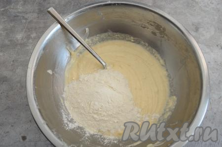 Влить 100 миллилитров молока, перемешать тесто до однородности. Всыпать ещё 90 грамм муки, хорошо перемешать, влить 100 миллилитров молока, перемешать до однородности. Затем всыпать оставшуюся муку. После вмешивания муки тесто для кексов получится достаточно густым.