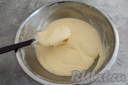 Частями вливая оставшееся молоко и полностью вмешивая его, замесить однородное, воздушное тесто для кексов, напоминающее сметану средней густоты. Молока может потребоваться как слегка больше, так и чуть меньше, главное - добиться нужной консистенции теста. Я в общей сложности добавила 300 миллилитров молока.