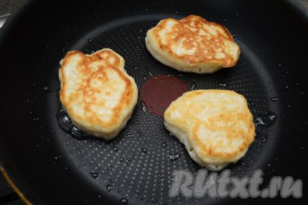 Затем перевернуть и, накрыв сковороду крышкой, жарить пышные оладьи до румяности с другой стороны (примерно в течение 1 минуты).