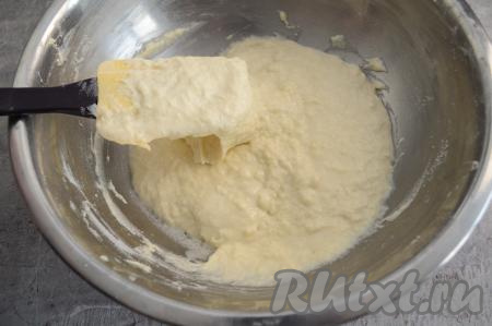 У нас должно получиться достаточно воздушное тесто, напоминающее по консистенции в меру густую сметану. Оно будет ровной лентой стекать с лопатки. Муки для получения нужной консистенции теста может потребоваться немного больше или меньше, чем указано в ингредиентах, ведь многое зависит от величины яйца, жирности кефира, качества муки. Главное - ориентируйтесь на густоту теста.