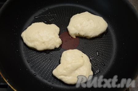 Хорошо разогреть сковороду на среднем огне с добавлением растительного масла, затем выкладывать по 1 столовой ложке теста в виде оладий на небольшом расстоянии друг от друга. Жарить оладьи на огне чуть ниже среднего примерно 2 минуты (до подрумянивания снизу).