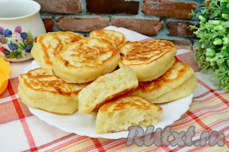 Оладьи, приготовленные на тёплом кефире, получаются пышными, аппетитными и очень вкусными. К столу их лучше подавать тёплыми, но и после остывания они остаются отличными. Смотрите, какая пористая структура у этих оладий в разломе.