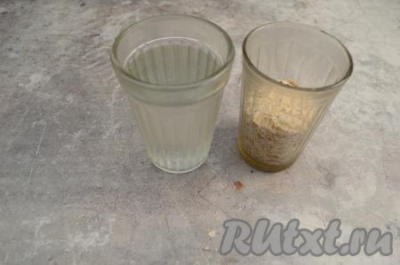 На 1 порцию каши нужно взять 0,5 стакана овсяных хлопьев и 1 стакан воды (то есть соотношение объёма (не веса) хлопьев и воды 1 к 2).