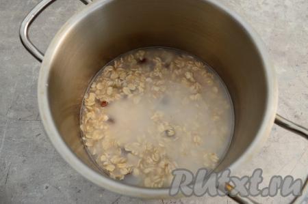 Влить 1 стакан холодной воды, перемешать.