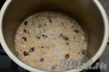 Поставить кастрюлю на сильный огонь. Как только вода закипит, сделать огонь минимальным и, периодически помешивая, варить овсяную кашу с изюмом 5 минут. Если в процессе варки каша станет очень густой, тогда можно долить немного воды (у меня каша всегда получается в меру густой, поэтому воду добавлять не приходится). Готовность можно проверить на вкус, овсяные хлопья должны стать мягкими.