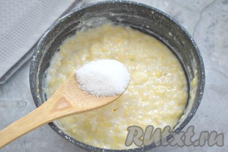 В конце приготовления в кашу добавляем сливочное масло, перемешиваем. На этом этапе можно добавить сахар и перемешать (я всыпала примерно 3 чайных ложки сахара, каша получилась не очень сладкой). А можно сахар не добавлять, а уже при подаче подсластить кашу мёдом или вареньем. Снимаем с огня, даём настояться под крышкой 5 минут и можно раскладывать по тарелкам.