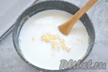 Спустя 15 минут вливаем в кашу молоко (я всегда добавляю заранее прокипячённое молоко), перемешиваем. Даём закипеть и варим рисово-кукурузную кашу на маленьком огне 10 минут, периодически перемешиваем.