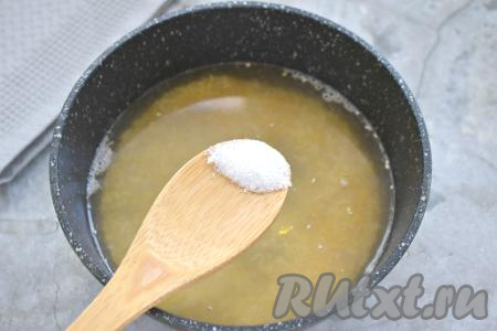 Сразу же по вкусу солим.