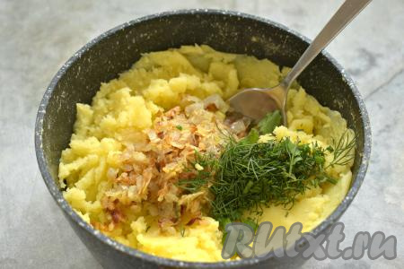 Варёную картошку мнём толкушкой до состояния пюре. В картофельное пюре перекладываем обжаренный лук и нарезанную мелко зелень, перчим, если нужно, досаливаем, перемешиваем, даём остыть и начинка из картошки и лука для пирожков готова.