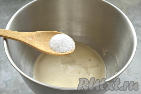 В пышную дрожжевую смесь добавляем соль и вливаем растительное масло, перемешиваем.