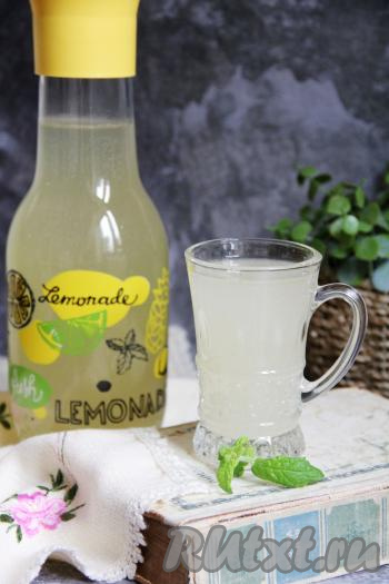 Вкусный, в меру сладкий квас, приготовленный из берёзового сока с дрожжами, сахаром и изюмом, к столу лучше всего подавать охлаждённым.