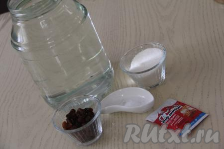 Подготовить продукты для приготовления кваса из берёзового сока с дрожжами.  Берёзовый сок процедить через марлю, чтобы убрать мусор, который мог попасть при сборе сока. Изюм выложить в сито, промыть водой, оставить на несколько минут, чтобы стекла лишняя вода.