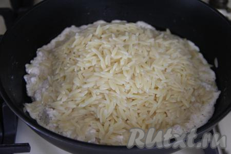 Готовую пасту "Орзо" откинуть на дуршлаг, лишней воде дать стечь. А затем добавить пасту в сковороду с мясом курицы в сливочном соусе.
