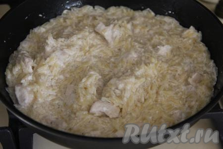 Перемешать пасту с курицей в сливках, прогреть на небольшом огне минуты 2-3 и убрать с огня.