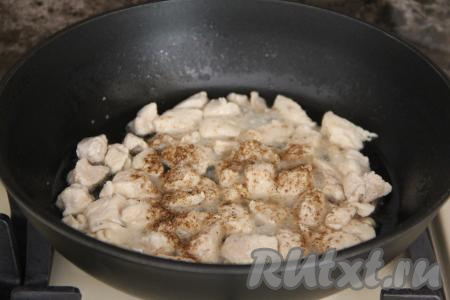 Протушившееся куриное мясо посолить по вкусу, добавить специи (у меня - карри).