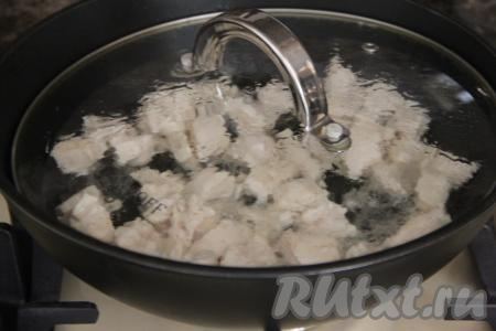Обжарить мясо с двух сторон на среднем огне в течение 2-3 минут, а затем накрыть сковороду крышкой и потомить курицу в своём соку на небольшом огне 10 минут, периодически перемешивая.