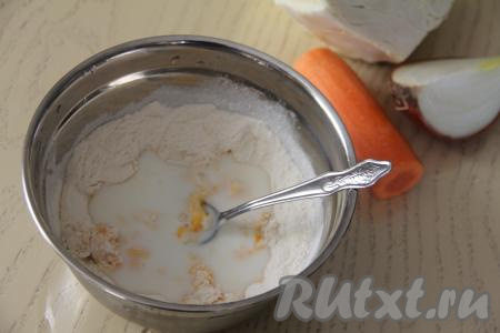 Влить молоко, перемешивать тесто для галушек вначале столовой ложкой. 