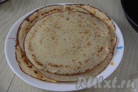 Постепенно пожарить все блины (я готовила на сковороде диаметром 20 сантиметров, у меня получилось 10 блинчиков), складывая их друг на друга на тарелку. 