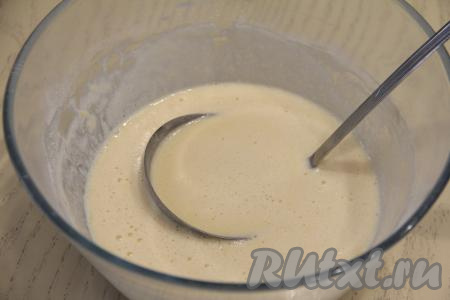 Дать тесту постоять минут 10 и можно приступать к жарке блинов. Перед жаркой каждого блина желательно перемешивать блинное тесто, чтобы оно имело однородную консистенцию. 