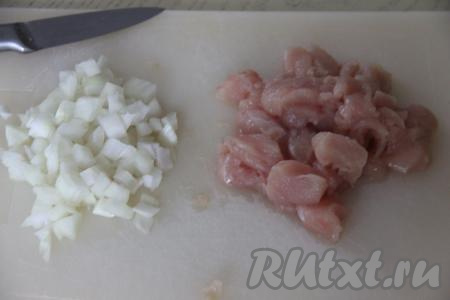 Теперь займёмся начинкой. Для этого очищенный лук нужно мелко нарезать. Куриное филе вымыть, обсушить, нарезать на мелкие кусочки.