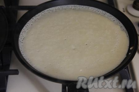 Сковороду хорошо разогреть, немного смазать растительным маслом. Влить в сковородку половник блинного теста и, покачивая сковороду, распределить равномерно тесто по дну сковороды, уменьшить огонь до среднего. Жарить блинчик до подрумянивания снизу, затем перевернуть.