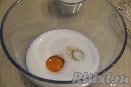 Прежде всего замесим тесто для блинов, для этого нужно в миске соединить молоко, яйцо и хорошую щепотку соли. Сахар в эти блины я не добавляю, так как начинка несладкая.