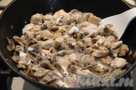 Влить в сковороду сливки, перемешать и потомить 2-3 минуты, периодически перемешивая, на небольшом огне. Снять с огня и начинка для блинов из курицы и грибов в сливочном соусе готова.
