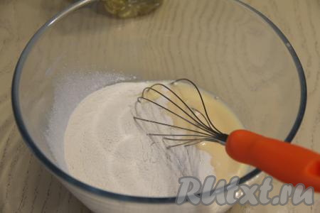 Перемешать яйца с молоком венчиком. Долго перемешивать не надо, как только масса стала однородной, можно дальше не перемешивать. Добавить в миску просеянную муку.