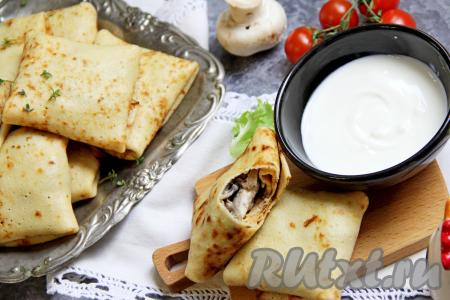 Готовые аппетитные блины с нежной начинкой из курицы и грибов в сливочном соусе можно сразу подавать к столу. Такие блинчики очень вкусно кушать именно тёплыми. Если они остыли, их можно немного подогреть в микроволновке или слегка обжарить на сковороде с двух сторон.