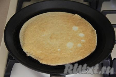 Выпекать блин до подрумянивания с другой стороны, а затем переложить на тарелку. Сковородку после жарки первого блина нужно слегка смазывать маслом только по мере необходимости.