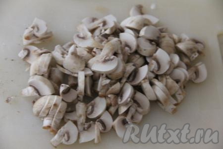 Шампиньоны промыть водой и нарезать на пластинки.
