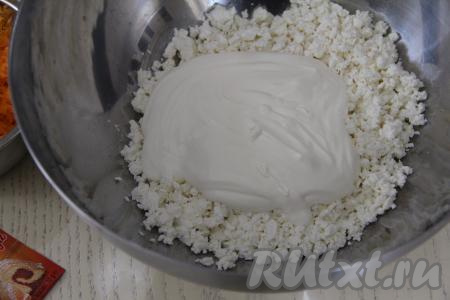 В отдельной миске соединить творог (я взяла творог жирностью 9%) и сметану (я взяла жирностью 15%).