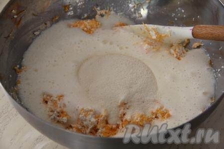 Затем в творожно-тыквенную массу влить яичную массу, всыпать манку.