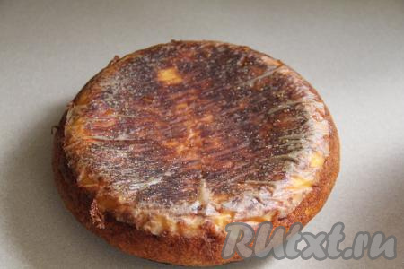 Готовую творожно-тыквенную запеканку достать из чаши мультиварки, убрать лист пергамента.