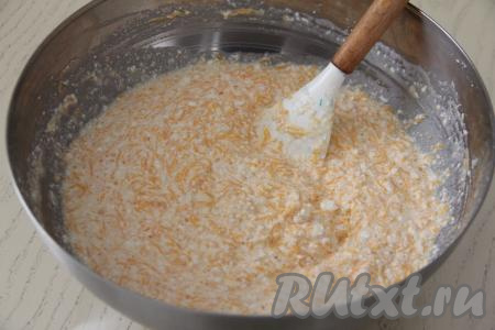 Перемешать творожно-тыквенную массу лопаткой до однородности. Дать постоять 10 минут, чтобы манка набухла.