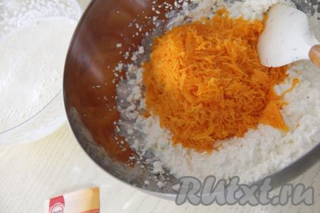 В миску с творожно-сметанной массой добавить натёртую тыкву, перемешать лопаткой до однородности.