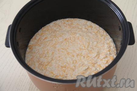 Выложить творожно-тыквенную массу в чашу. Установить чашу в мультиварку, закрыть крышку и выставить режим "Выпечка" на 1 час.&nbsp;