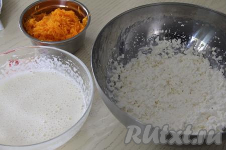 Взбить яйца с сахаром с помощью миксера в течение 5-7 минут (масса немного увеличится в объёме и станет более светлой). Творог и сметану пробить погружным блендером (творожно-сметанная масса должна стать достаточно однородной).