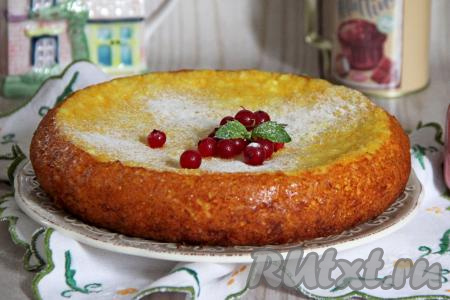 Готовую нежную, воздушную запеканку подать в тёплом или холодном виде.