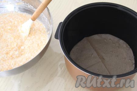 Дно чаши мультиварки застелить пергаментом. Растительным маслом смазать пергамент и бока чаши.