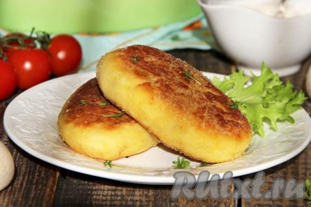 Нежные, вкусные, аппетитные картофельные зразы, приготовленные с начинкой из капусты и грибов, подать к столу горячими, дополнив сметаной или соусом на ваш выбор.